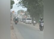 Kondisi jalanan di Karangtengah, Kecamatan Cibadak, Kabupaten Sukabumi yang berdebu seiring meningkatnya aktivitas truk pengangkut tanah pada proyek pembangunan Tol Bocimi.