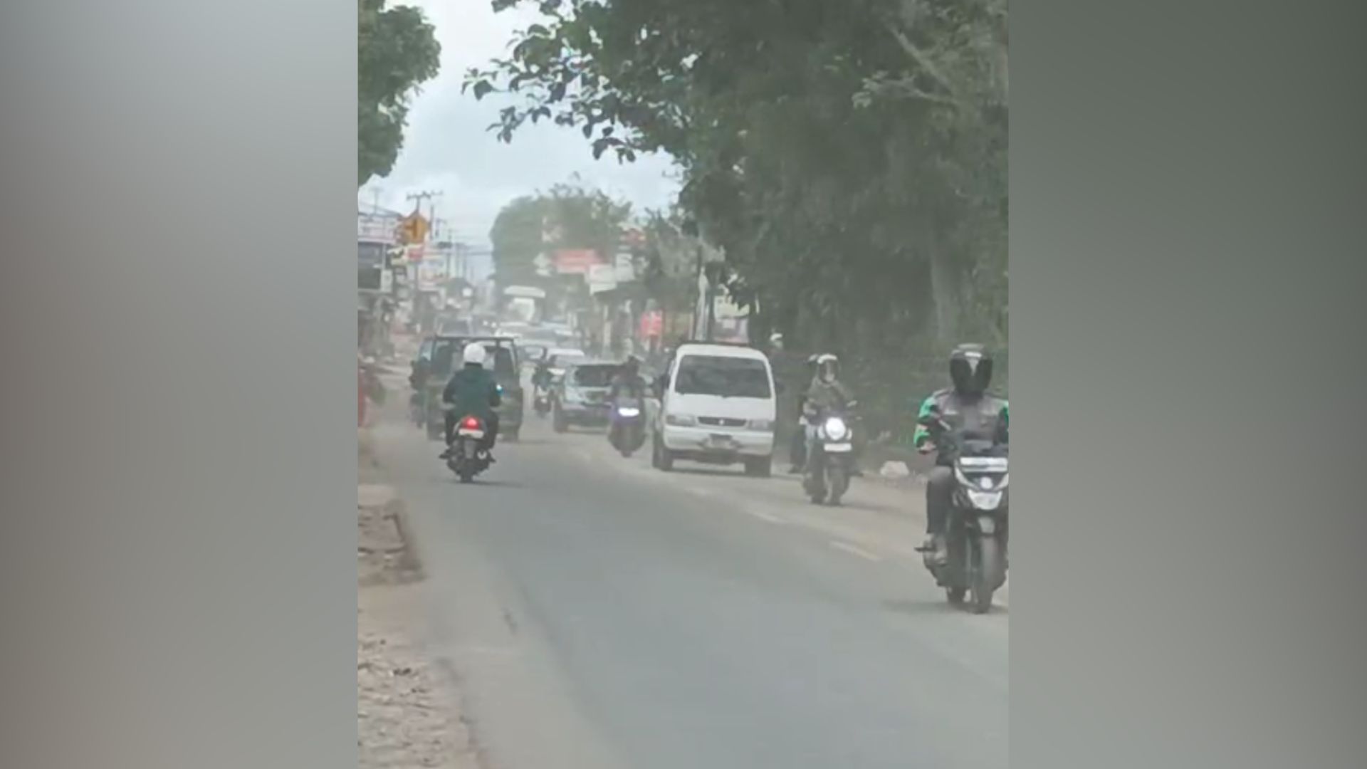Kondisi jalanan di Karangtengah, Kecamatan Cibadak, Kabupaten Sukabumi yang berdebu seiring meningkatnya aktivitas truk pengangkut tanah pada proyek pembangunan Tol Bocimi.