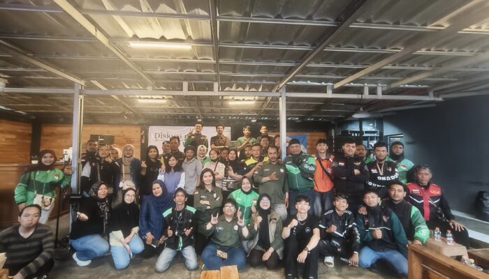 Bedah Buku “Menunggu dan Matinya Waktu Luang”, Suara Perlawanan Driver Online Menggema di Sukabumi