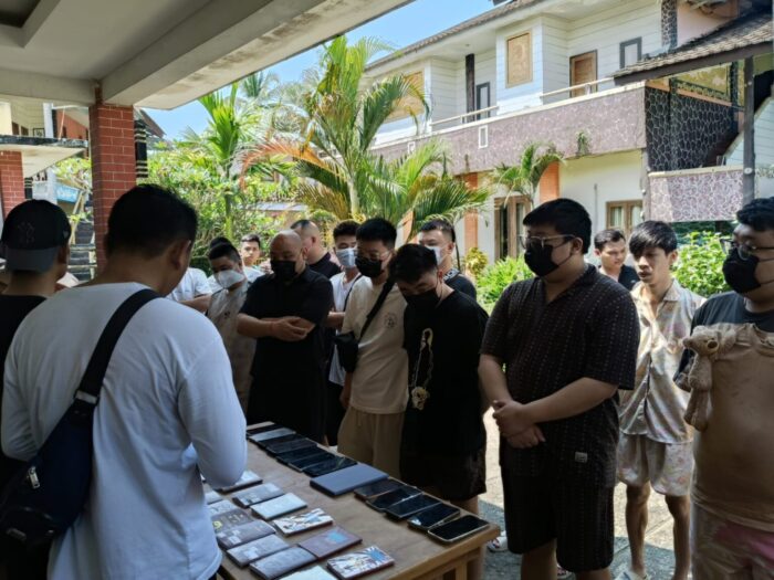 Sejumlah WNA diduga terlibat jaringan love scamming internasional berhasil ditangkap petugas Kantor Imigrasi Sukabumi di sebuah penginapan di Kecamatan Cisolok, Kabupaten Sukabumi belum lama ini.