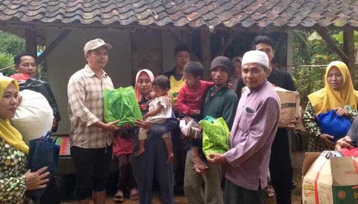 Kepala Desa Mekarmukti Tinjau Korban Kebakaran, Salurkan Bantuan dari Warga dan Donatur