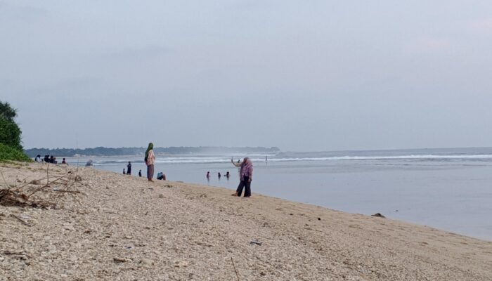 Jelang Akhir Pekan, Pantai Cibuaya Mulai Dipadati Wisatawan