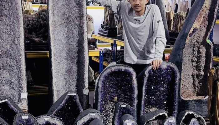 Importir Muda Asal Sukabumi Tembus Pasar Global, Bawa Batu Akik hingga Kayu Fosil ke Mancanegara