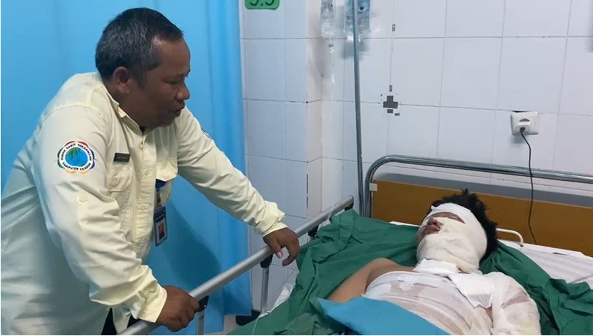 WL (16), seorang remaja yang mengalami serangan bom molotov oleh sekelompok orang tak dikenal di Kampung Benteng, Desa Kutajaya, Kecamatan Cicurug, Kabupaten Sukabumi kini menjalani perawatan di RSUD Sekarwangi, Cibadak, Kabupaten Sukabumi, Senin (27/04/2026).