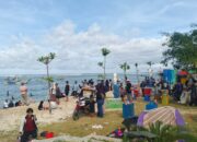 Wisata Pantai Ujunggenteng Dipadati Pengunjung Saat Long Weekend