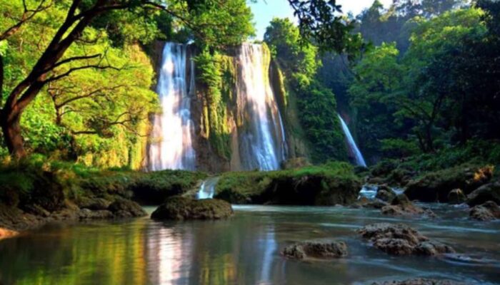 Rekomendasi Wisata Long Weekend: Pesona Air Terjun Curug Cikaso di Sukabumi