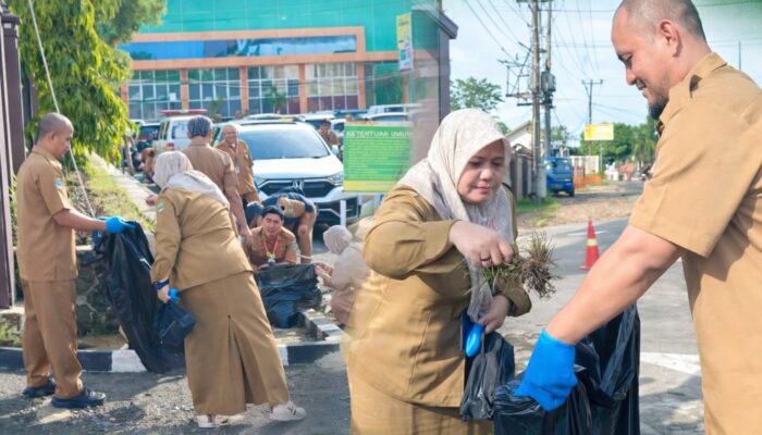 Dukung Gerakan Indonesia Asri, RSUD Jampangkulon Gelar Aksi Bersih-Bersih Lingkungan