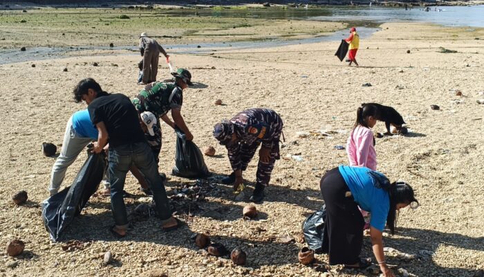 Aksi Bersih Pantai Cibuaya, Puluhan Karung Sampah Plastik Berhasil Dikumpulkan