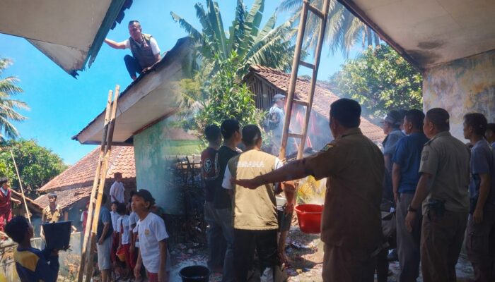 Atap SDN Cikangkung Terbakar, Diduga Akibat Pembakaran Sampah oleh Siswa