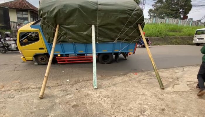 Truk Bermuatan 10 Ton Briket Patah As di Tanjakan, Nyaris Terguling di Nagrak–Cibadak