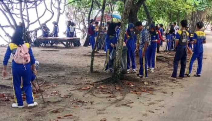 Rombongan Pelajar SMPN 2 Ciracap Bersih-Bersih Pantai Cibuaya, Tumbuhkan Kepedulian Lingkungan
