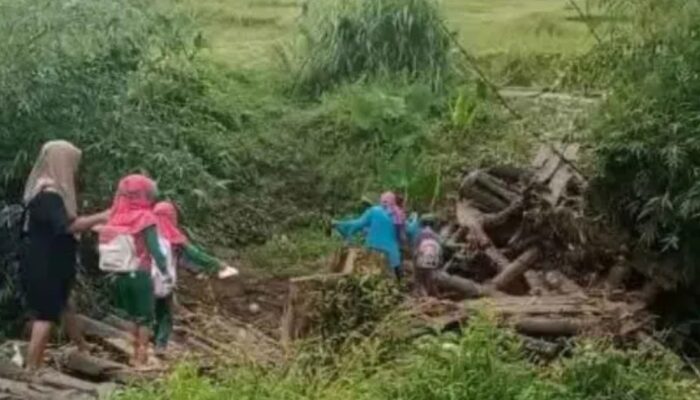 Jembatan Cipalabuan Rusak Tiga Kali Diterjang Banjir, Akses Sekolah dan Ekonomi Warga Buniasih Lumpuh