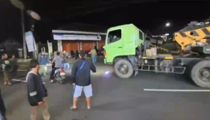 Warga Pajampangan Blokade Truk ODOL, Suasana Tegang Warnai Aksi di Jalan Jampangtengah–Kiaradua