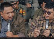 Ketua DPRD Kabupaten Sukabumi Budi Azhar Mutawali bersama Ketua Komisi IV Ferry Supriyadi menyambut massa dari Aliansi Kaum Muda Sukabumi Melawan yang berunjukrasa di depan gedung dewan, Senin (06/04/2026).