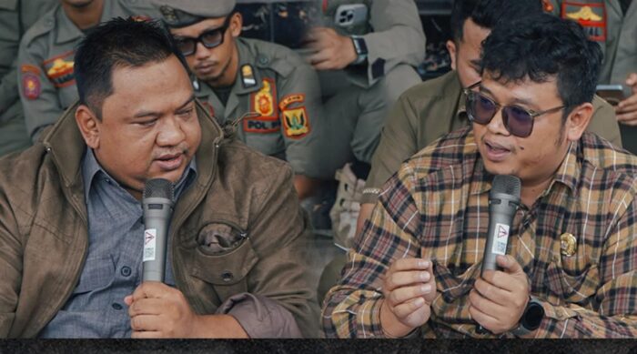 Ketua DPRD Kabupaten Sukabumi Budi Azhar Mutawali bersama Ketua Komisi IV Ferry Supriyadi menyambut massa dari Aliansi Kaum Muda Sukabumi Melawan yang berunjukrasa di depan gedung dewan, Senin (06/04/2026).