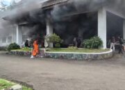 Asap hitam mengepul saat massa dari Aliansi Kaum Muda Sukabumi Melawan menggelar aksi unjuk rasa di depan Gedung DPRD Kabupaten Sukabumi, Senin (06/04/2026).