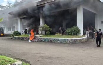 Asap Hitam Mengepul di DPRD, Aliansi Kaum Muda Sukabumi Melawan Sampaikan Aspirasi Soal Anggaran