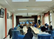 Suasana rapat membahas isu viral wisatawan ngaku ditipu pedagang ikan asongan di Palabuhanratu, Kabupaten Sukabumi. Rapat diselenggarakan di aula PPNP Palabuhanratu, Selasa (07/04/2026).