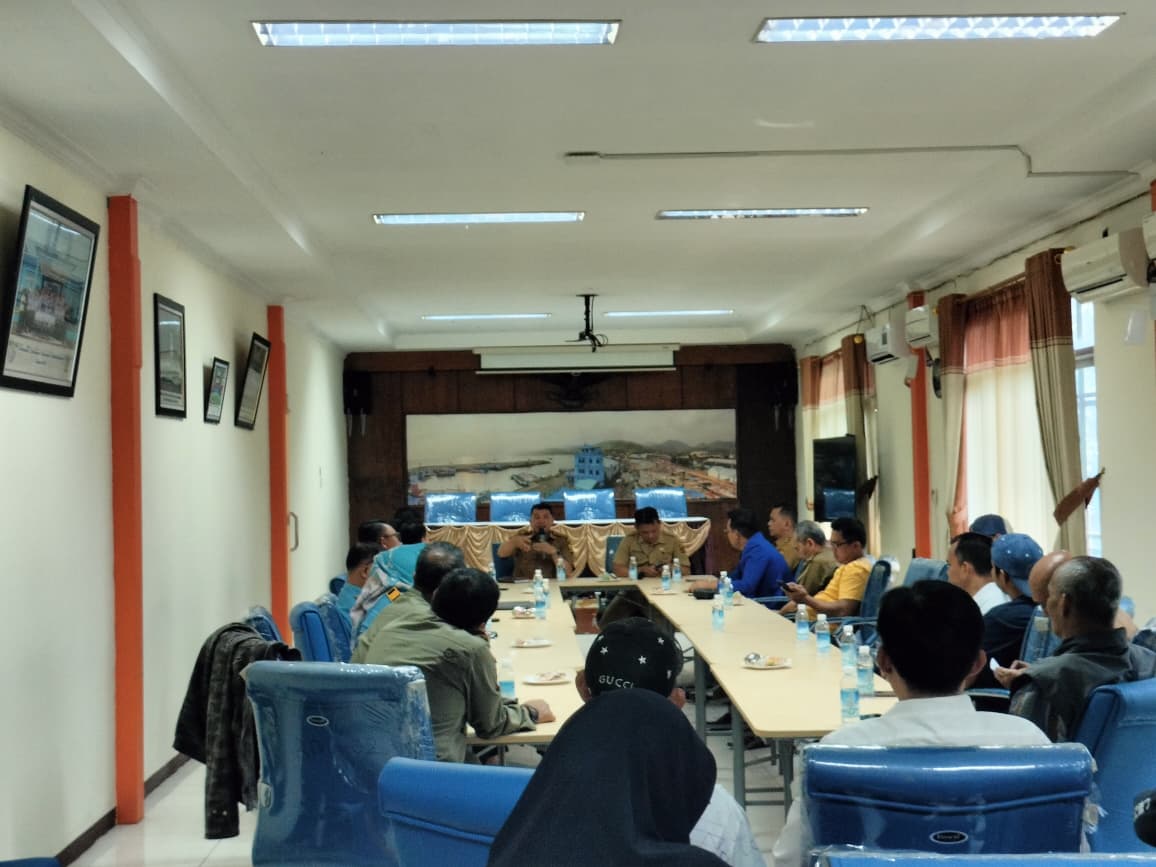 Suasana rapat membahas isu viral wisatawan ngaku ditipu pedagang ikan asongan di Palabuhanratu, Kabupaten Sukabumi. Rapat diselenggarakan di aula PPNP Palabuhanratu, Selasa (07/04/2026).