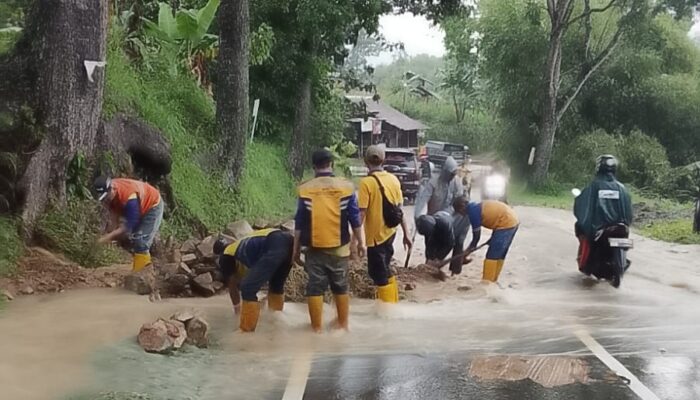 Hujan Deras Picu Longsor di Nyalindung, Jalur Sukabumi–Sagaranten Sempat Lumpuh