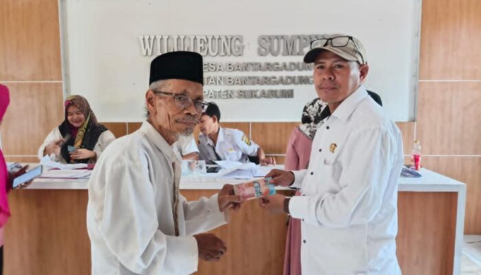 Dorong Kesejahteraan, Desa Bantargadung Bagikan BLT dan Insentif Kepada Guru Ngaji