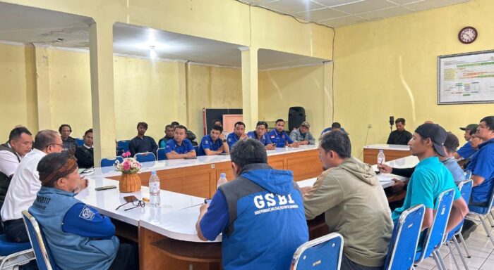 Proses audiensi perwakilan buruh PT Tirtamas Lestari di Kantor Disnaker Kabupaten Sukabumi.