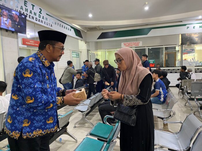 Bupati Sukabumi, Asep Japar, berbincang dengan masyarakat di sela kunjungan ke Samsat Cibadak, Jumat (17/04/2026).
