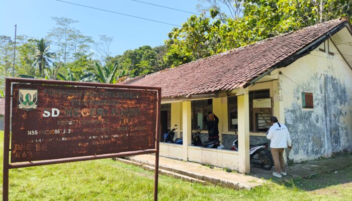 Atap Hampir Roboh, Aktivitas Belajar Siswa SD di Warungkiara Sukabumi Terganggu