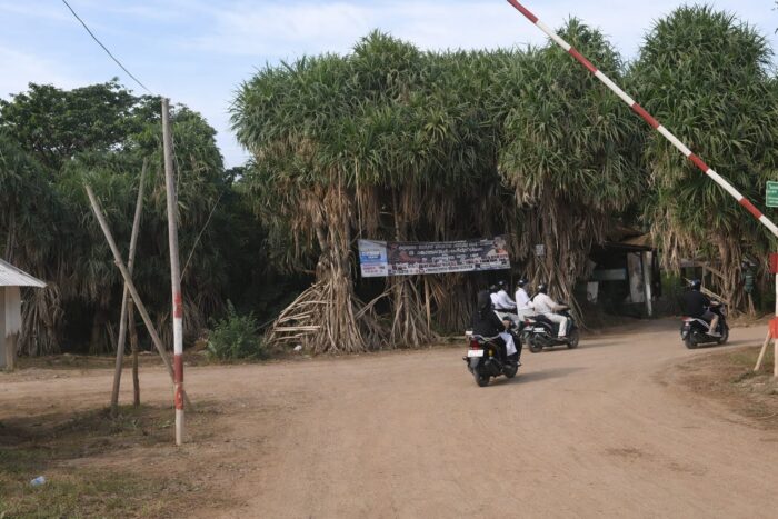 Portal akses masuk wisata Taman Pandan di Kecamatan Ciracap, Kabupaten Sukabumi.