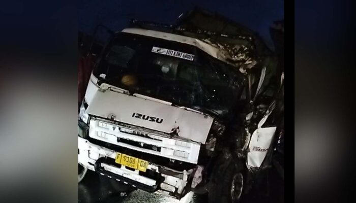 Hindari Tabrakan, Truk Muatan 31 Ton Seruduk Ruko di Pamuruyan Sukabumi