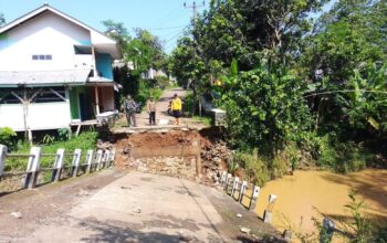 Akses Warga Terisolasi, Jembatan Linggamanik Jampangtengah Putus Diterjang Banjir