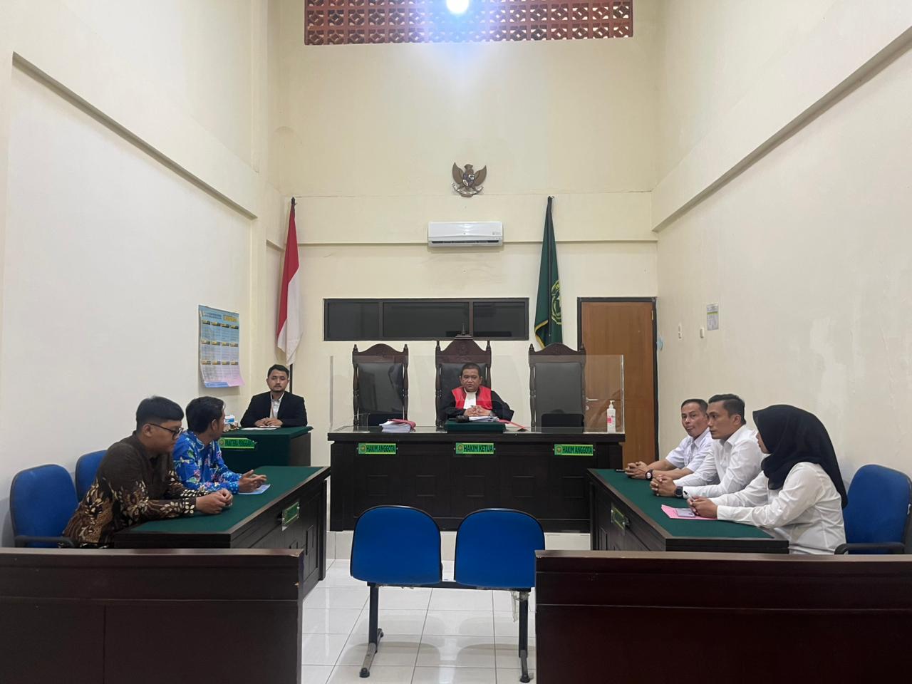 Suasana sidang pembacaan putusan perkara gugatan praperadilan terhadap penetapan tersangka TR, ibu tiri Nizam di PN Cibadak, Palabuhanratu, Kabupaten Sukabumi, Senin (20/04/2026).