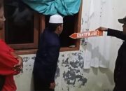 Anggota Polsek Parakansalak Polres Sukabumi melakukan olah tempat kejadian perkara di lokasi santri terjatuh dari lantai dua asrama.