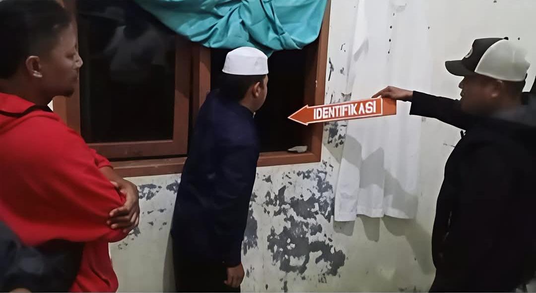 Anggota Polsek Parakansalak Polres Sukabumi melakukan olah tempat kejadian perkara di lokasi santri terjatuh dari lantai dua asrama.