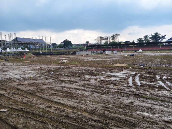Kondisi lapang Stadion Suryakencana Kota Sukabumi usai konser.