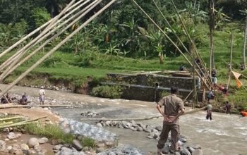 Jembatan Hanyut Diterjang Banjir, Warga dan Petugas Gotong Royong Bangun Akses Darurat