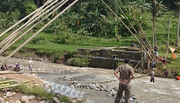 Jembatan Hanyut Diterjang Banjir, Warga dan Petugas Gotong Royong Bangun Akses Darurat