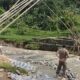 Jembatan Hanyut Diterjang Banjir, Warga Nyalindung Bangun Akses Darurat Secara Swadaya
