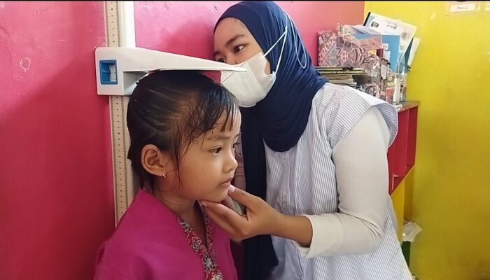 Pastikan Manfaat MBG, Dapur SPPG Cibeureum Babakan II Kota Sukabumi Lakukan Tes Tinggi dan Berat Badan Anak