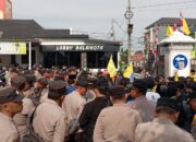 Sejumlah massa mahasiswa PMII Kota Sukabumi menggelar aksi unjuk rasa di Balai Kota Sukabumi, Kamis (23/04/2026)