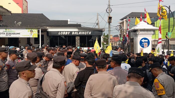 Sejumlah massa mahasiswa PMII Kota Sukabumi menggelar aksi unjuk rasa di Balai Kota Sukabumi, Kamis (23/04/2026)