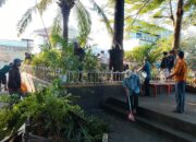 Warga bersama pedagang kaki lima dan aparat wilayah bergotong royong dalam aksi bersih-bersih di Alun-alun Palabuhanratu, Kabupaten Sukabumi, Jumat (24/04/2026).