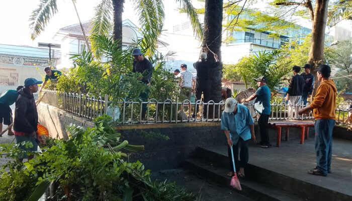 Kolaborasi Warga, PKL, dan Pemerintah, 10 Karung Sampah Diangkut dari Alun-Alun Palabuhanratu