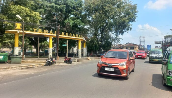 Siang Ini, Arus Lalin di Alun-alun Cisaat Sukabumi Ramai Lancar