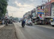 Arus lalu lintas kendaraan di Jalan Utama Sukabumi-Bogor di Kecamatan Cibadak, Kabupaten Sukabumi terpantau ramai lancar menjelang akhir pekan, Jumat (24/04/2026).