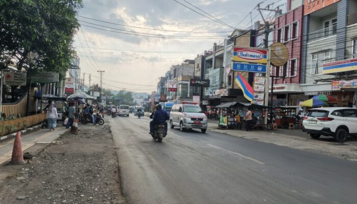 Jelang Akhir Pekan, Lalin Jalan Utama Cibadak Sukabumi Ramai Lancar Sore Ini
