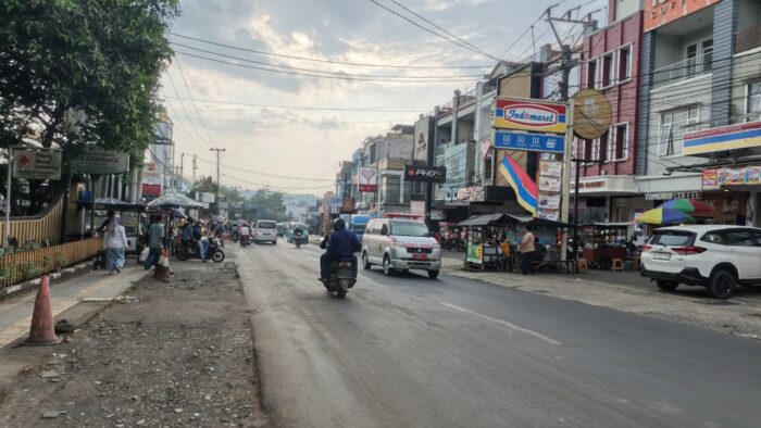 Arus lalu lintas kendaraan di Jalan Utama Sukabumi-Bogor di Kecamatan Cibadak, Kabupaten Sukabumi terpantau ramai lancar menjelang akhir pekan, Jumat (24/04/2026).