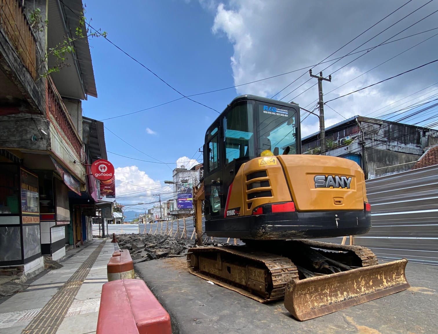 Potret proyek pembangunan jalan yang berdampak terhadap akses ke sejumlah rumah toko (ruko) di Jalan Gudang, Kota Sukabumi, Jumat (24/04/2026).