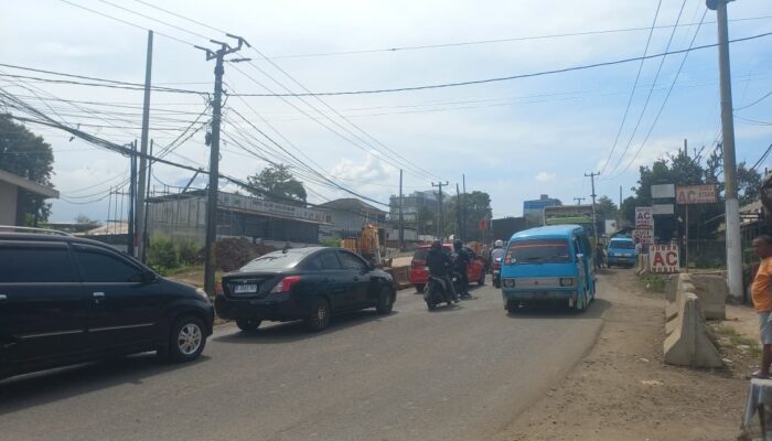 Keluar Masuk Truk Proyek Tol Bocimi, Lalin Simpang Cibolang Padat Merayap