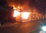 Kebakaran melanda bangunan Posyandu dan PAUD di Desa Pamuruyan, Kecamatan Cibadak, Kabupaten Sukabumi, Sabtu malam (25/04/2026).